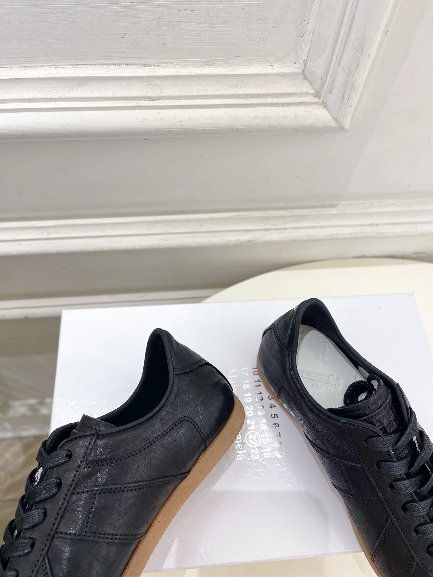 Maison Margiela· 马吉拉26𝐬𝐬 2026春夏新品MM6 经典拼色绑带德训鞋—————— Maison Margiela· 马吉拉26𝐬𝐬 2026春夏新品MM6 经典拼色绑带德训鞋——————