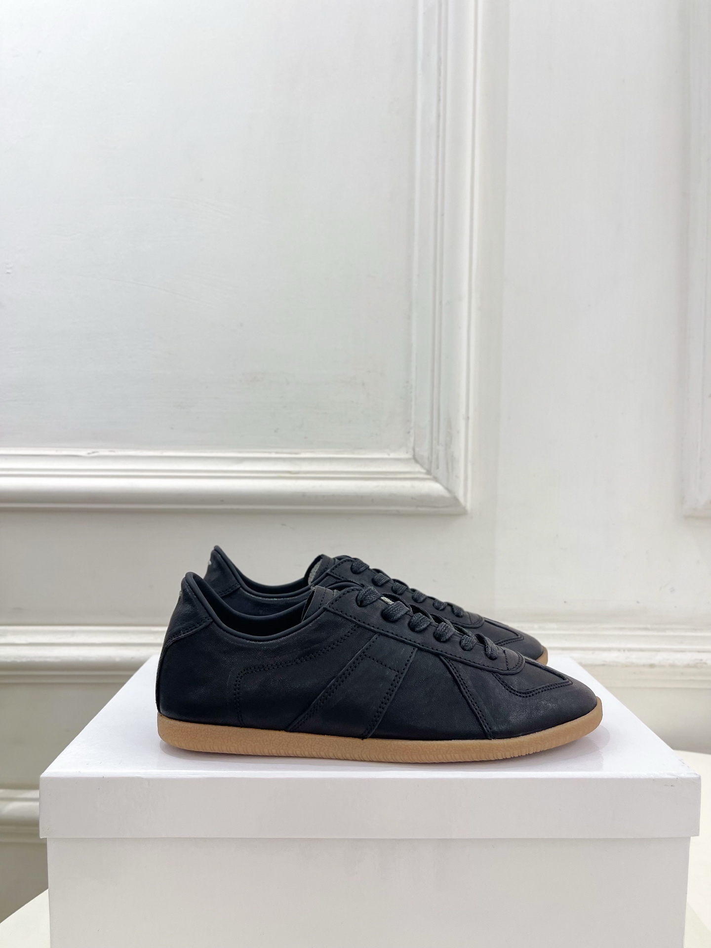 Maison Margiela· 马吉拉26𝐬𝐬 2026春夏新品MM6 经典拼色绑带德训鞋—————— Maison Margiela· 马吉拉26𝐬𝐬 2026春夏新品MM6 经典拼色绑带德训鞋——————