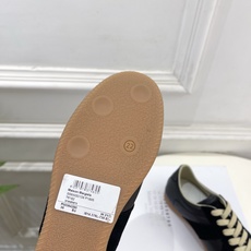 Maison Margiela· 马吉拉26𝐬𝐬 2026春夏新品MM6 经典拼色绑带德训鞋—————— Maison Margiela· 马吉拉26𝐬𝐬 2026春夏新品MM6 经典拼色绑带德训鞋——————
