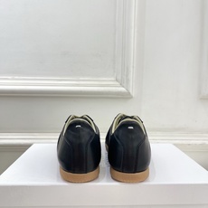 Maison Margiela· 马吉拉26𝐬𝐬 2026春夏新品MM6 经典拼色绑带德训鞋—————— Maison Margiela· 马吉拉26𝐬𝐬 2026春夏新品MM6 经典拼色绑带德训鞋——————