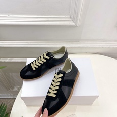 Maison Margiela· 马吉拉26𝐬𝐬 2026春夏新品MM6 经典拼色绑带德训鞋—————— Maison Margiela· 马吉拉26𝐬𝐬 2026春夏新品MM6 经典拼色绑带德训鞋——————