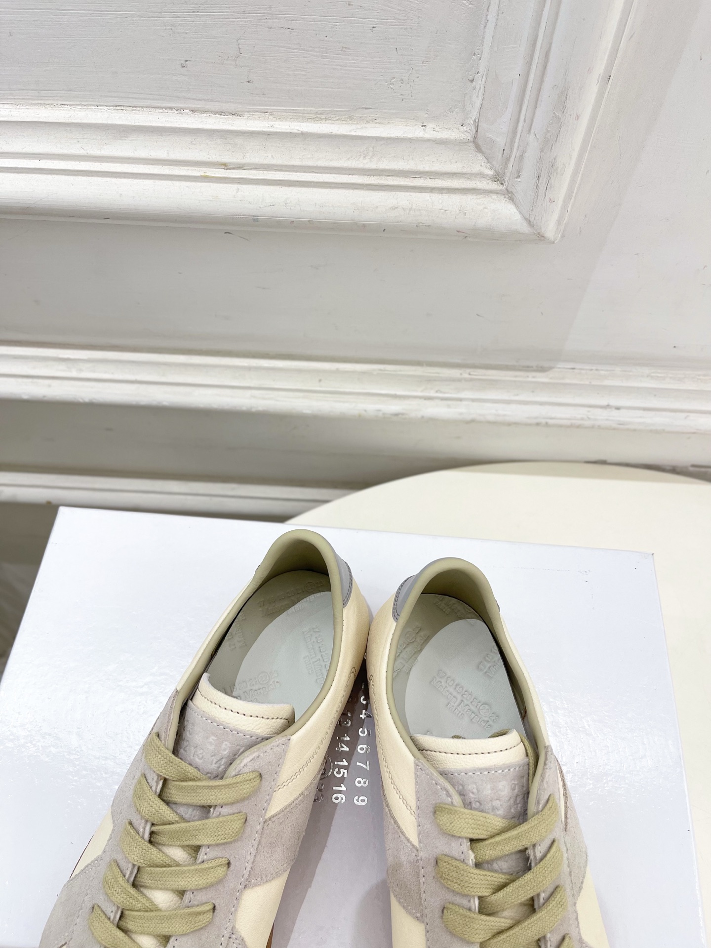 Maison Margiela· 马吉拉26𝐬𝐬 2026春夏新品MM6 经典拼色绑带德训鞋—————— Maison Margiela· 马吉拉26𝐬𝐬 2026春夏新品MM6 经典拼色绑带德训鞋——————