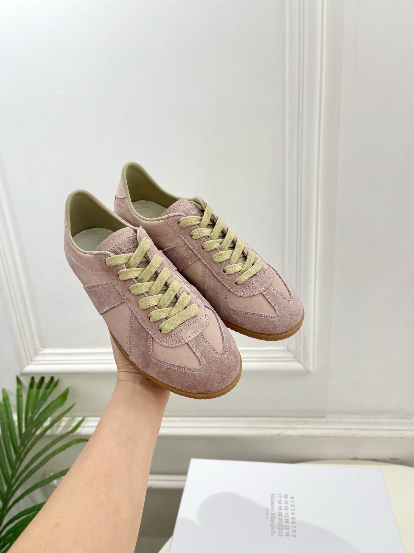 Maison Margiela· 马吉拉26𝐬𝐬 2026春夏新品MM6 经典拼色绑带德训鞋—————— Maison Margiela· 马吉拉26𝐬𝐬 2026春夏新品MM6 经典拼色绑带德训鞋——————