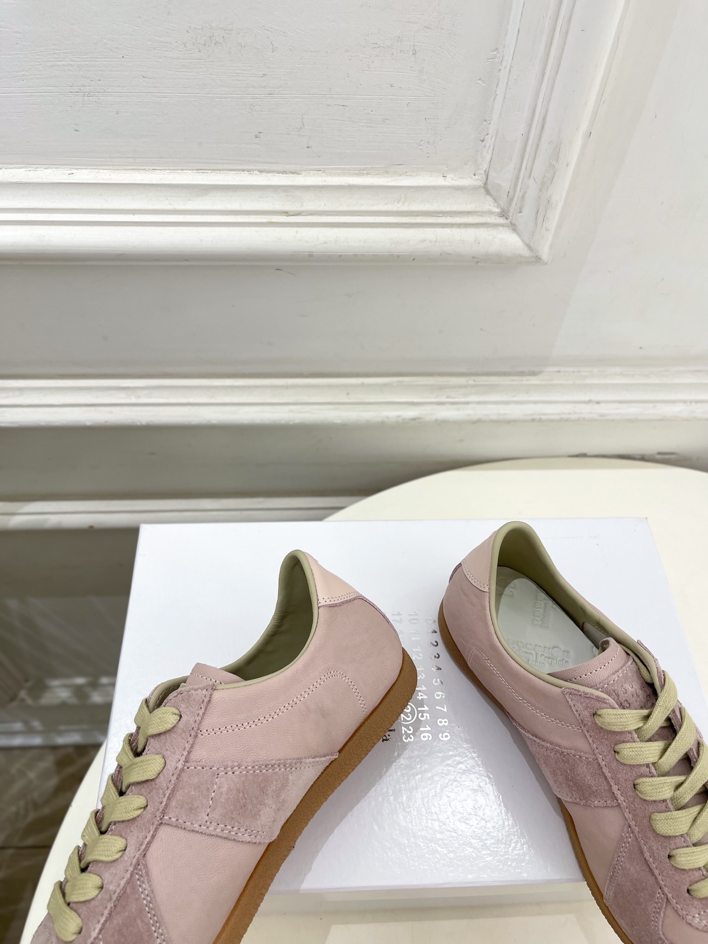 Maison Margiela· 马吉拉26𝐬𝐬 2026春夏新品MM6 经典拼色绑带德训鞋—————— Maison Margiela· 马吉拉26𝐬𝐬 2026春夏新品MM6 经典拼色绑带德训鞋——————