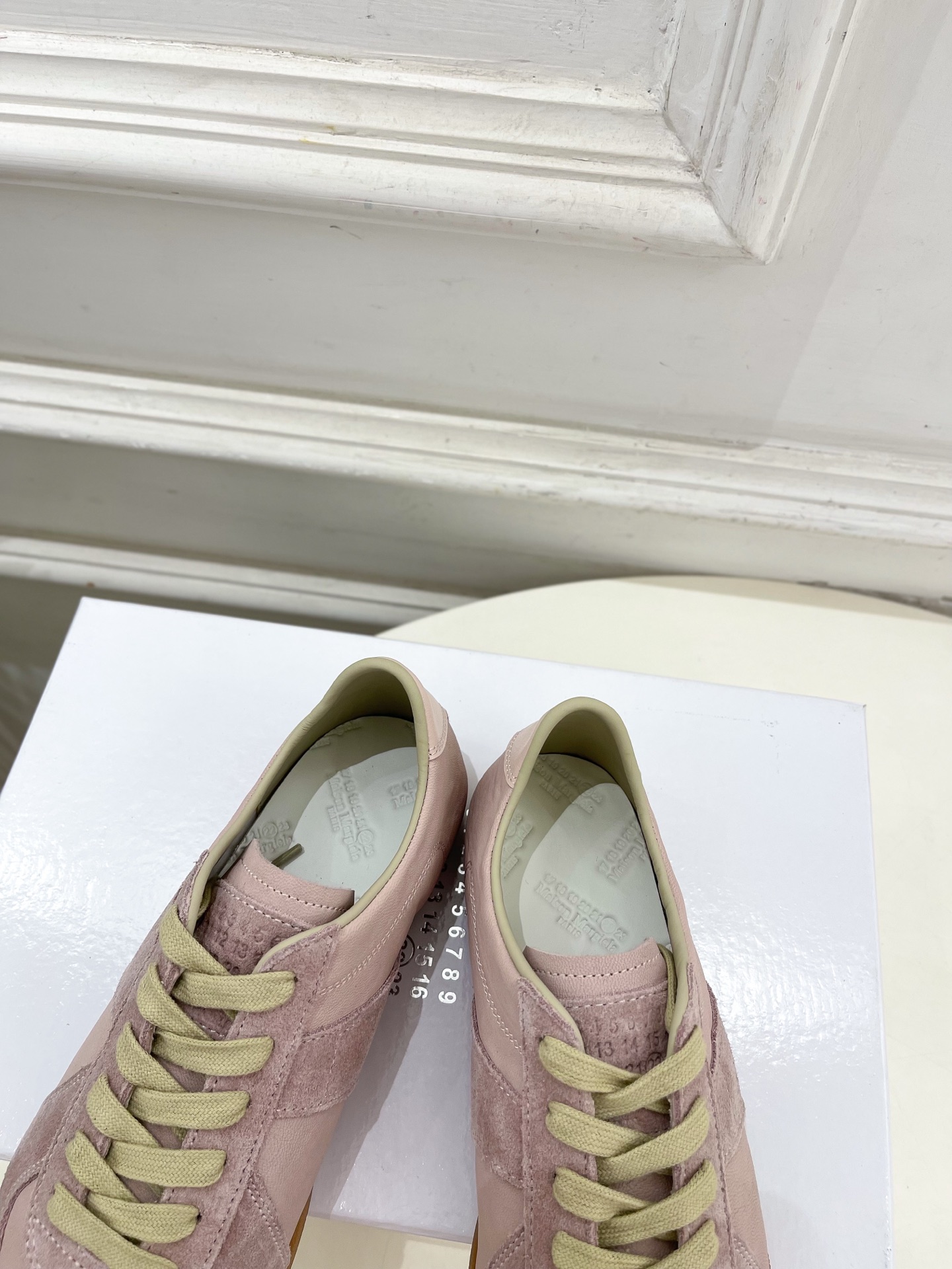 Maison Margiela· 马吉拉26𝐬𝐬 2026春夏新品MM6 经典拼色绑带德训鞋—————— Maison Margiela· 马吉拉26𝐬𝐬 2026春夏新品MM6 经典拼色绑带德训鞋——————