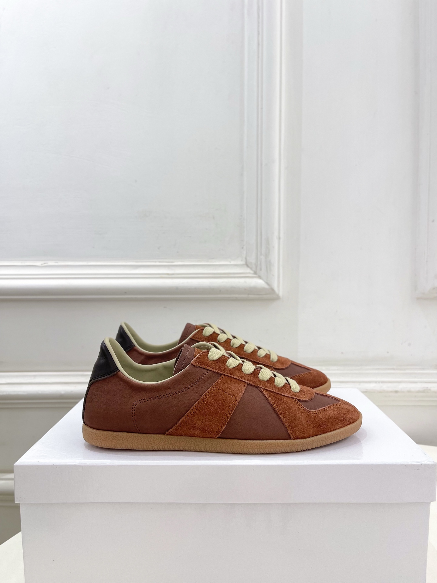 Maison Margiela· 马吉拉26𝐬𝐬 2026春夏新品MM6 经典拼色绑带德训鞋—————— Maison Margiela· 马吉拉26𝐬𝐬 2026春夏新品MM6 经典拼色绑带德训鞋——————