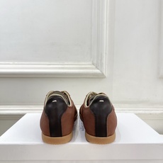 Maison Margiela· 马吉拉26𝐬𝐬 2026春夏新品MM6 经典拼色绑带德训鞋—————— Maison Margiela· 马吉拉26𝐬𝐬 2026春夏新品MM6 经典拼色绑带德训鞋——————