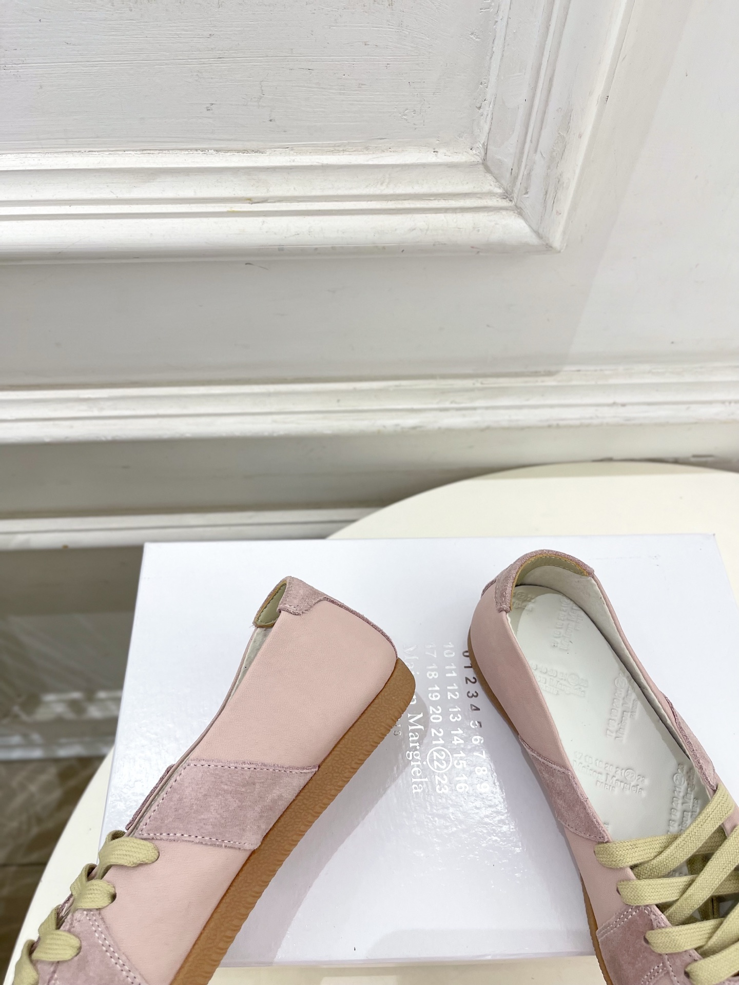 Maison Margiela· 马吉拉26𝐬𝐬 2026春夏新品MM6 拼色绑带芭蕾德训鞋—————— Maison Margiela· 马吉拉26𝐬𝐬 2026春夏新品MM6 拼色绑带芭蕾德训鞋——————