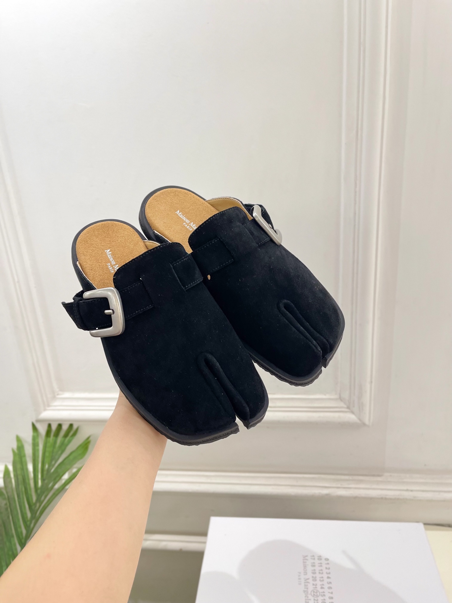 Maison Margiela· 马吉拉26𝐬𝐬 2026春夏新品MM6 金属皮带扣分趾半拖勃肯鞋——— Maison Margiela· 马吉拉26𝐬𝐬 2026春夏新品MM6 金属皮带扣分趾半拖勃肯鞋———