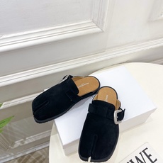 Maison Margiela· 马吉拉26𝐬𝐬 2026春夏新品MM6 金属皮带扣分趾半拖勃肯鞋——— Maison Margiela· 马吉拉26𝐬𝐬 2026春夏新品MM6 金属皮带扣分趾半拖勃肯鞋———