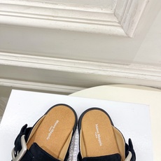 Maison Margiela· 马吉拉26𝐬𝐬 2026春夏新品MM6 金属皮带扣分趾半拖勃肯鞋——— Maison Margiela· 马吉拉26𝐬𝐬 2026春夏新品MM6 金属皮带扣分趾半拖勃肯鞋———