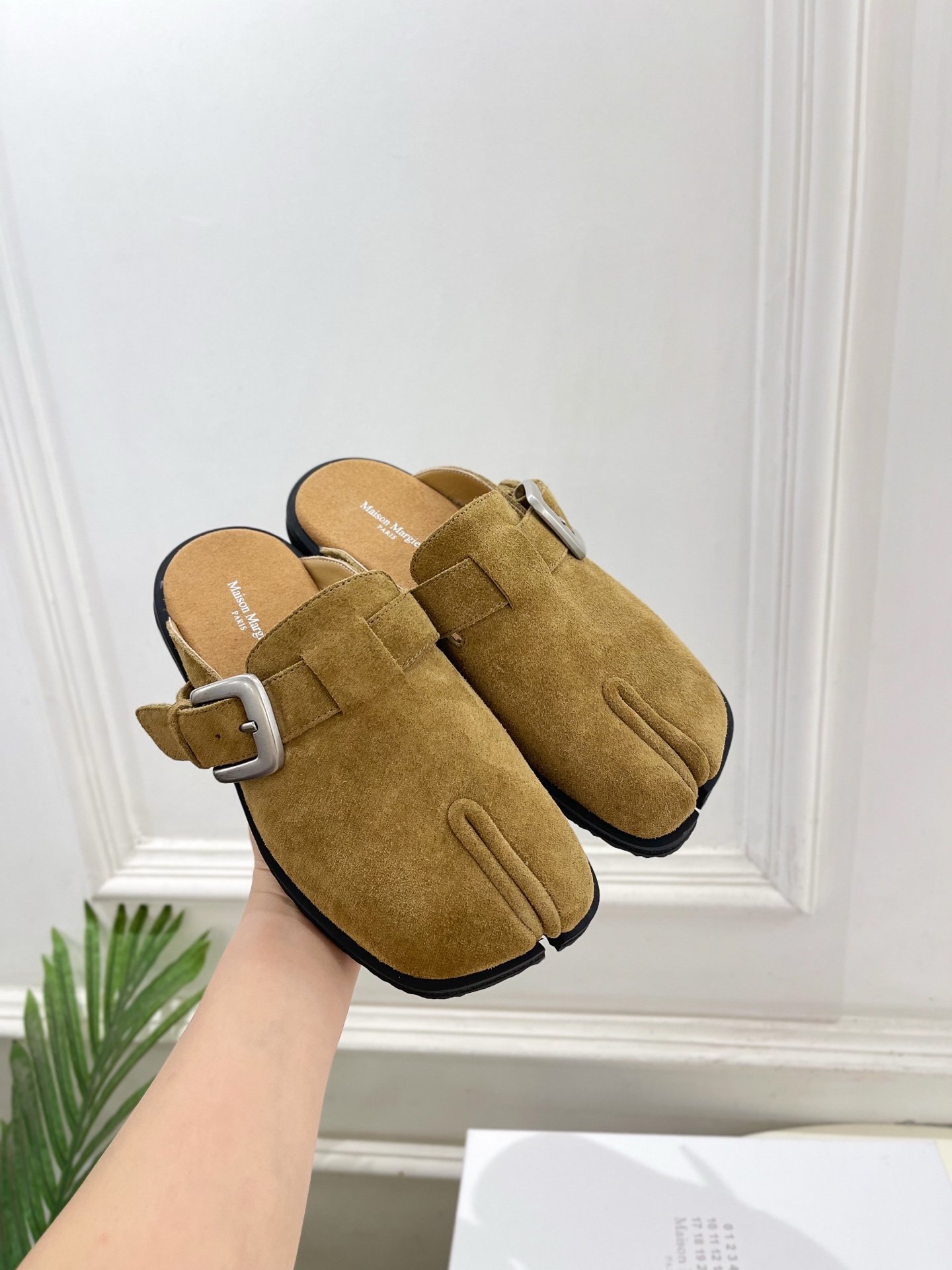 Maison Margiela· 马吉拉26𝐬𝐬 2026春夏新品MM6 金属皮带扣分趾半拖勃肯鞋——— Maison Margiela· 马吉拉26𝐬𝐬 2026春夏新品MM6 金属皮带扣分趾半拖勃肯鞋———