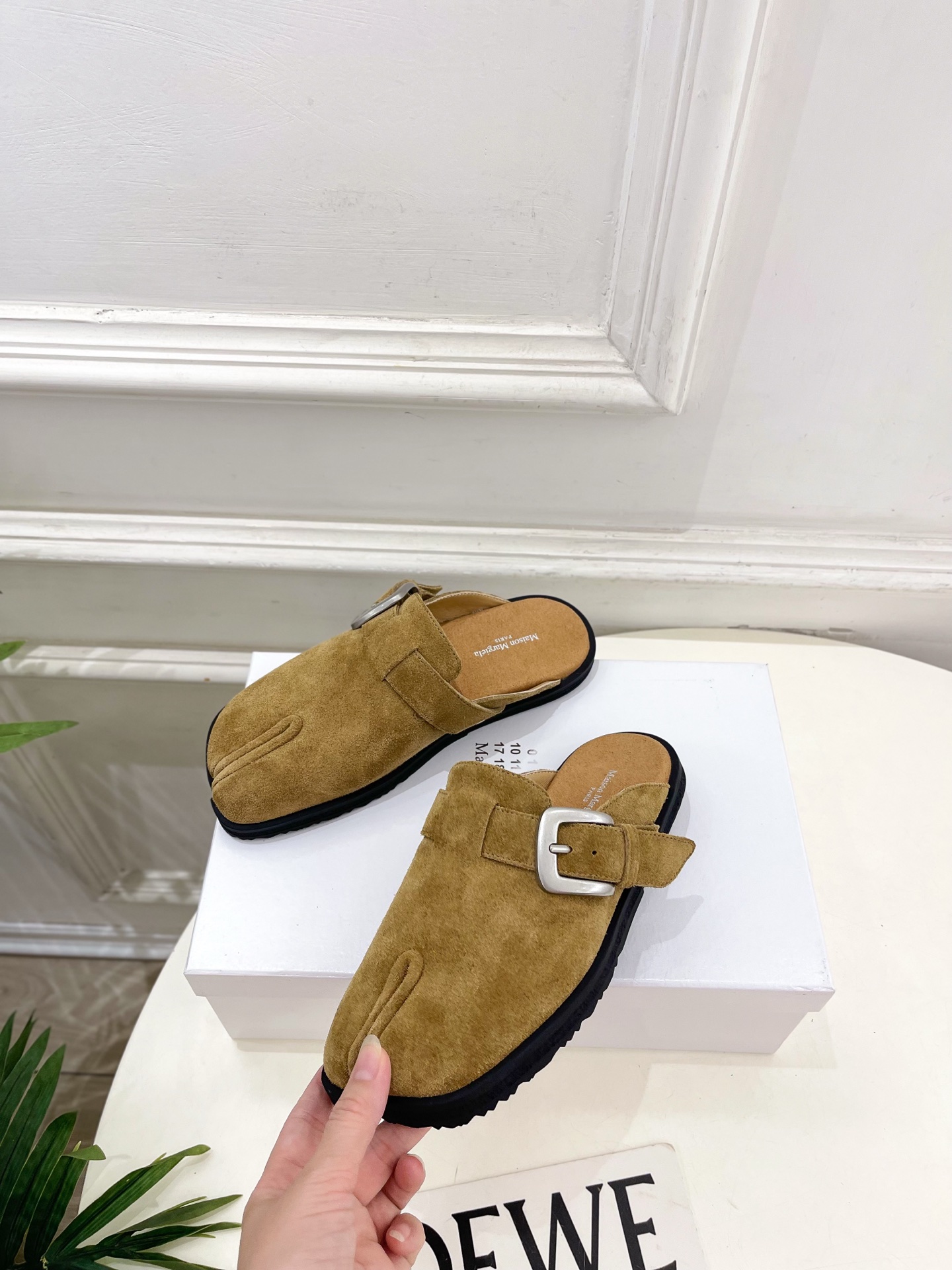 Maison Margiela· 马吉拉26𝐬𝐬 2026春夏新品MM6 金属皮带扣分趾半拖勃肯鞋——— Maison Margiela· 马吉拉26𝐬𝐬 2026春夏新品MM6 金属皮带扣分趾半拖勃肯鞋———
