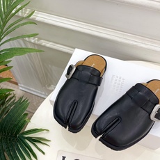 Maison Margiela· 马吉拉26𝐬𝐬 2026春夏新品MM6 金属皮带扣分趾半拖勃肯鞋——— Maison Margiela· 马吉拉26𝐬𝐬 2026春夏新品MM6 金属皮带扣分趾半拖勃肯鞋———
