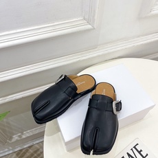 Maison Margiela· 马吉拉26𝐬𝐬 2026春夏新品MM6 金属皮带扣分趾半拖勃肯鞋——— Maison Margiela· 马吉拉26𝐬𝐬 2026春夏新品MM6 金属皮带扣分趾半拖勃肯鞋———
