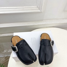 Maison Margiela· 马吉拉26𝐬𝐬 2026春夏新品MM6 金属皮带扣分趾半拖勃肯鞋——— Maison Margiela· 马吉拉26𝐬𝐬 2026春夏新品MM6 金属皮带扣分趾半拖勃肯鞋———