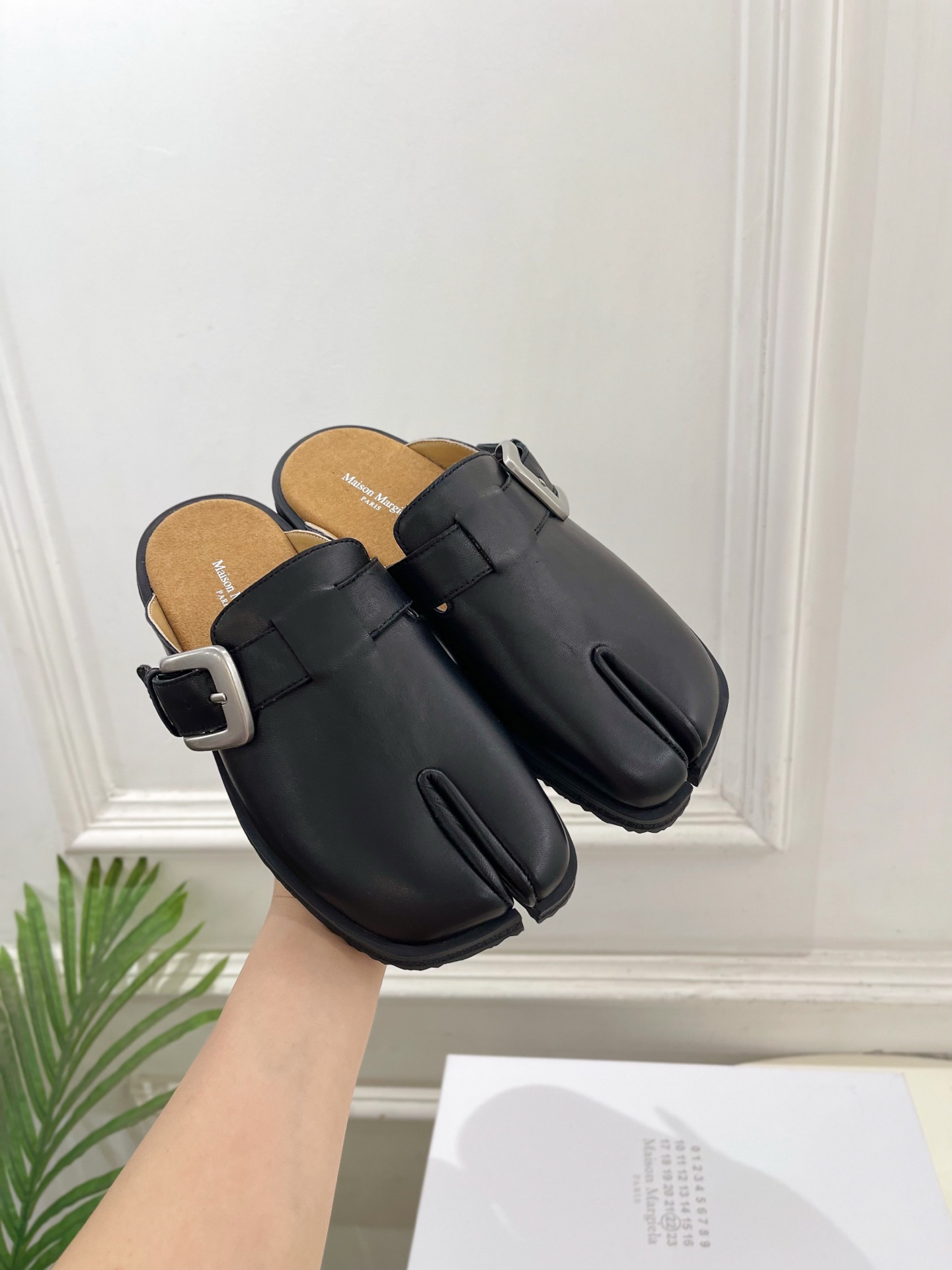 Maison Margiela· 马吉拉26𝐬𝐬 2026春夏新品MM6 金属皮带扣分趾半拖勃肯鞋——— Maison Margiela· 马吉拉26𝐬𝐬 2026春夏新品MM6 金属皮带扣分趾半拖勃肯鞋———