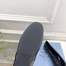 PRADA 普拉达 26𝐬𝐬 🌈2026春夏新品 专柜走秀款 三角标玛丽珍芭蕾鞋 系列〰鞋面:原版高定 PRADA 普拉达 26𝐬𝐬 🌈2026春夏新品 专柜走秀款 三角标玛丽珍芭蕾鞋 系列〰鞋面:原版高定
