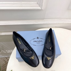 PRADA 普拉达 26𝐬𝐬 🌈2026春夏新品 专柜走秀款 三角标玛丽珍芭蕾鞋 系列〰鞋面:原版高定 PRADA 普拉达 26𝐬𝐬 🌈2026春夏新品 专柜走秀款 三角标玛丽珍芭蕾鞋 系列〰鞋面:原版高定