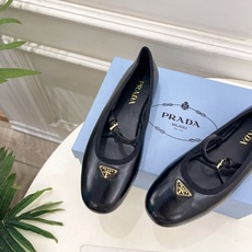 PRADA 普拉达 26𝐬𝐬 🌈2026春夏新品 专柜走秀款 三角标玛丽珍芭蕾鞋 系列〰鞋面:原版高定 PRADA 普拉达 26𝐬𝐬 🌈2026春夏新品 专柜走秀款 三角标玛丽珍芭蕾鞋 系列〰鞋面:原版高定