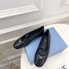 PRADA 普拉达 26𝐬𝐬 🌈2026春夏新品 专柜走秀款 三角标玛丽珍芭蕾鞋 系列〰鞋面:原版高定 PRADA 普拉达 26𝐬𝐬 🌈2026春夏新品 专柜走秀款 三角标玛丽珍芭蕾鞋 系列〰鞋面:原版高定