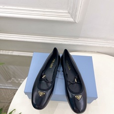 PRADA 普拉达 26𝐬𝐬 🌈2026春夏新品 专柜走秀款 三角标玛丽珍芭蕾鞋 系列〰鞋面:原版高定 PRADA 普拉达 26𝐬𝐬 🌈2026春夏新品 专柜走秀款 三角标玛丽珍芭蕾鞋 系列〰鞋面:原版高定