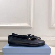 PRADA 普拉达 26𝐬𝐬 🌈2026春夏新品 专柜走秀款 三角标玛丽珍芭蕾鞋 系列〰鞋面:原版高定 PRADA 普拉达 26𝐬𝐬 🌈2026春夏新品 专柜走秀款 三角标玛丽珍芭蕾鞋 系列〰鞋面:原版高定