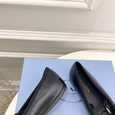 PRADA 普拉达 26𝐬𝐬 🌈2026春夏新品 专柜走秀款 三角标玛丽珍芭蕾鞋 系列〰鞋面:原版高定 PRADA 普拉达 26𝐬𝐬 🌈2026春夏新品 专柜走秀款 三角标玛丽珍芭蕾鞋 系列〰鞋面:原版高定