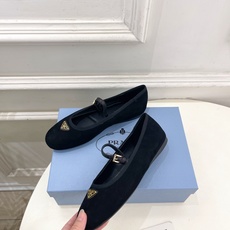 PRADA 普拉达 26𝐬𝐬 🌈2026春夏新品 专柜走秀款 三角标玛丽珍芭蕾鞋 系列〰鞋面:原版高定 PRADA 普拉达 26𝐬𝐬 🌈2026春夏新品 专柜走秀款 三角标玛丽珍芭蕾鞋 系列〰鞋面:原版高定