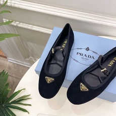 PRADA 普拉达 26𝐬𝐬 🌈2026春夏新品 专柜走秀款 三角标玛丽珍芭蕾鞋 系列〰鞋面:原版高定 PRADA 普拉达 26𝐬𝐬 🌈2026春夏新品 专柜走秀款 三角标玛丽珍芭蕾鞋 系列〰鞋面:原版高定