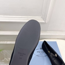 PRADA 普拉达 26𝐬𝐬 🌈2026春夏新品 专柜走秀款 三角标玛丽珍芭蕾鞋 系列〰鞋面:原版高定 PRADA 普拉达 26𝐬𝐬 🌈2026春夏新品 专柜走秀款 三角标玛丽珍芭蕾鞋 系列〰鞋面:原版高定