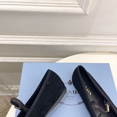 PRADA 普拉达 26𝐬𝐬 🌈2026春夏新品 专柜走秀款 三角标玛丽珍芭蕾鞋 系列〰鞋面:原版高定 PRADA 普拉达 26𝐬𝐬 🌈2026春夏新品 专柜走秀款 三角标玛丽珍芭蕾鞋 系列〰鞋面:原版高定