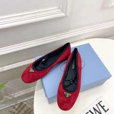 PRADA 普拉达 26𝐬𝐬 🌈2026春夏新品 专柜走秀款 三角标玛丽珍芭蕾鞋 系列〰鞋面:原版高定 PRADA 普拉达 26𝐬𝐬 🌈2026春夏新品 专柜走秀款 三角标玛丽珍芭蕾鞋 系列〰鞋面:原版高定