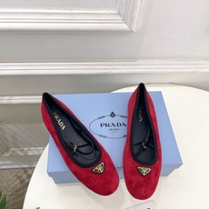 PRADA 普拉达 26𝐬𝐬 🌈2026春夏新品 专柜走秀款 三角标玛丽珍芭蕾鞋 系列〰鞋面:原版高定 PRADA 普拉达 26𝐬𝐬 🌈2026春夏新品 专柜走秀款 三角标玛丽珍芭蕾鞋 系列〰鞋面:原版高定