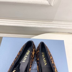 PRADA 普拉达 26𝐬𝐬 🌈2026春夏新品 专柜走秀款 三角标玛丽珍芭蕾鞋 系列〰鞋面:原版高定 PRADA 普拉达 26𝐬𝐬 🌈2026春夏新品 专柜走秀款 三角标玛丽珍芭蕾鞋 系列〰鞋面:原版高定