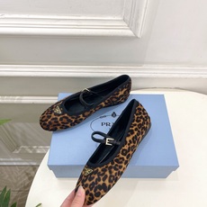 PRADA 普拉达 26𝐬𝐬 🌈2026春夏新品 专柜走秀款 三角标玛丽珍芭蕾鞋 系列〰鞋面:原版高定 PRADA 普拉达 26𝐬𝐬 🌈2026春夏新品 专柜走秀款 三角标玛丽珍芭蕾鞋 系列〰鞋面:原版高定
