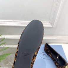 PRADA 普拉达 26𝐬𝐬 🌈2026春夏新品 专柜走秀款 三角标玛丽珍芭蕾鞋 系列〰鞋面:原版高定 PRADA 普拉达 26𝐬𝐬 🌈2026春夏新品 专柜走秀款 三角标玛丽珍芭蕾鞋 系列〰鞋面:原版高定