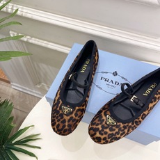 PRADA 普拉达 26𝐬𝐬 🌈2026春夏新品 专柜走秀款 三角标玛丽珍芭蕾鞋 系列〰鞋面:原版高定 PRADA 普拉达 26𝐬𝐬 🌈2026春夏新品 专柜走秀款 三角标玛丽珍芭蕾鞋 系列〰鞋面:原版高定