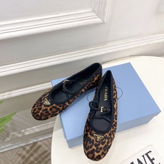 PRADA 普拉达 26𝐬𝐬 🌈2026春夏新品 专柜走秀款 三角标玛丽珍芭蕾鞋 系列〰鞋面:原版高定 PRADA 普拉达 26𝐬𝐬 🌈2026春夏新品 专柜走秀款 三角标玛丽珍芭蕾鞋 系列〰鞋面:原版高定