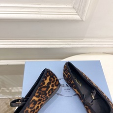 PRADA 普拉达 26𝐬𝐬 🌈2026春夏新品 专柜走秀款 三角标玛丽珍芭蕾鞋 系列〰鞋面:原版高定 PRADA 普拉达 26𝐬𝐬 🌈2026春夏新品 专柜走秀款 三角标玛丽珍芭蕾鞋 系列〰鞋面:原版高定