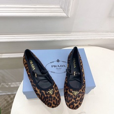 PRADA 普拉达 26𝐬𝐬 🌈2026春夏新品 专柜走秀款 三角标玛丽珍芭蕾鞋 系列〰鞋面:原版高定 PRADA 普拉达 26𝐬𝐬 🌈2026春夏新品 专柜走秀款 三角标玛丽珍芭蕾鞋 系列〰鞋面:原版高定