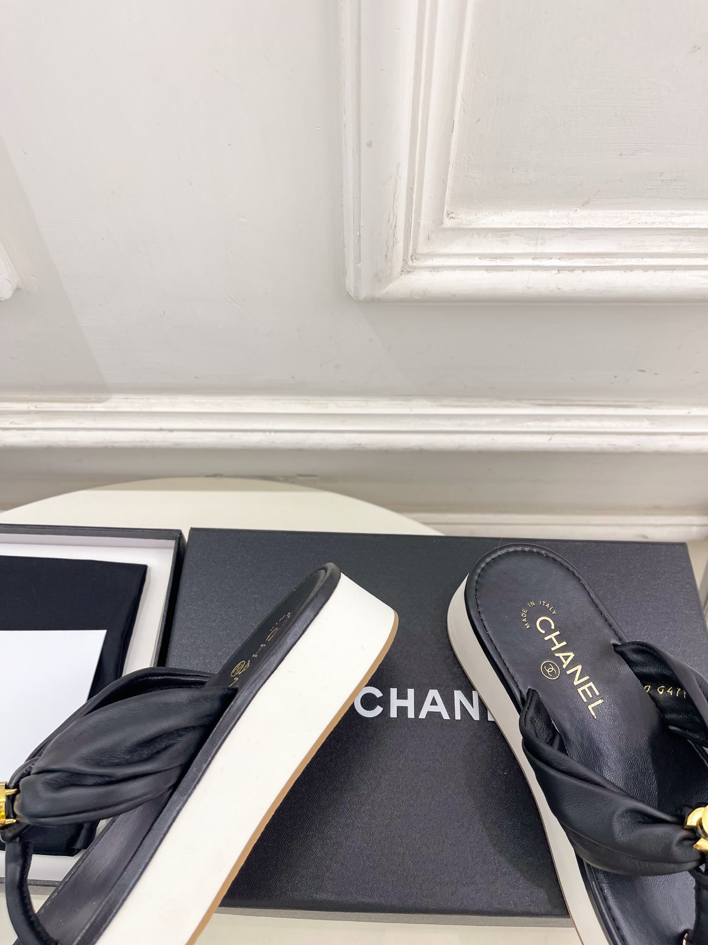 𝐂𝐇𝐀𝐍𝐄𝐋  | 小香  26𝐬𝐬 🦋2026 春夏新品  专柜经典走秀款 小香双C褶皱厚底人字拖鞋 