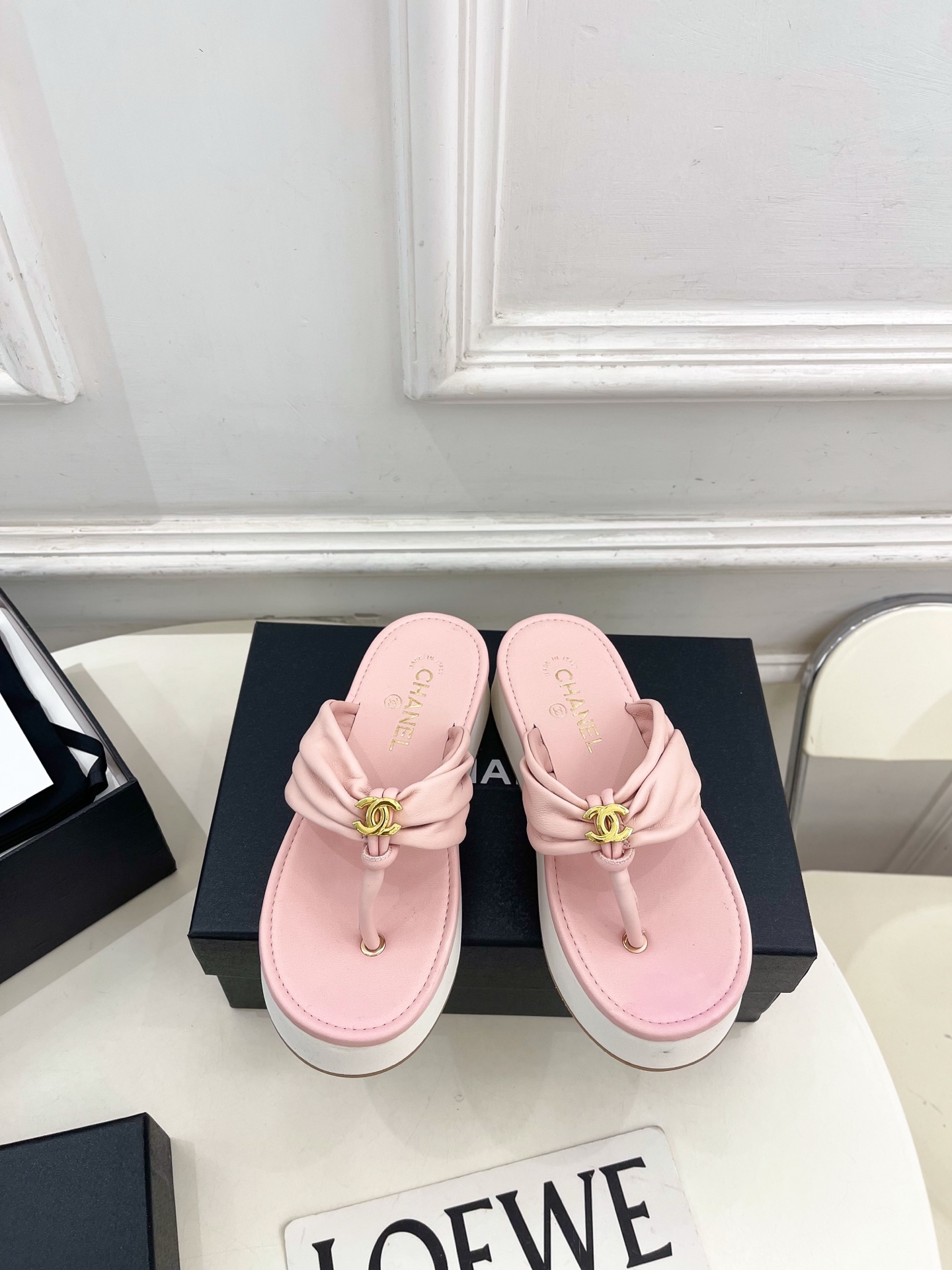 𝐂𝐇𝐀𝐍𝐄𝐋  | 小香  26𝐬𝐬 🦋2026 春夏新品  专柜经典走秀款 小香双C褶皱厚底人字拖鞋 