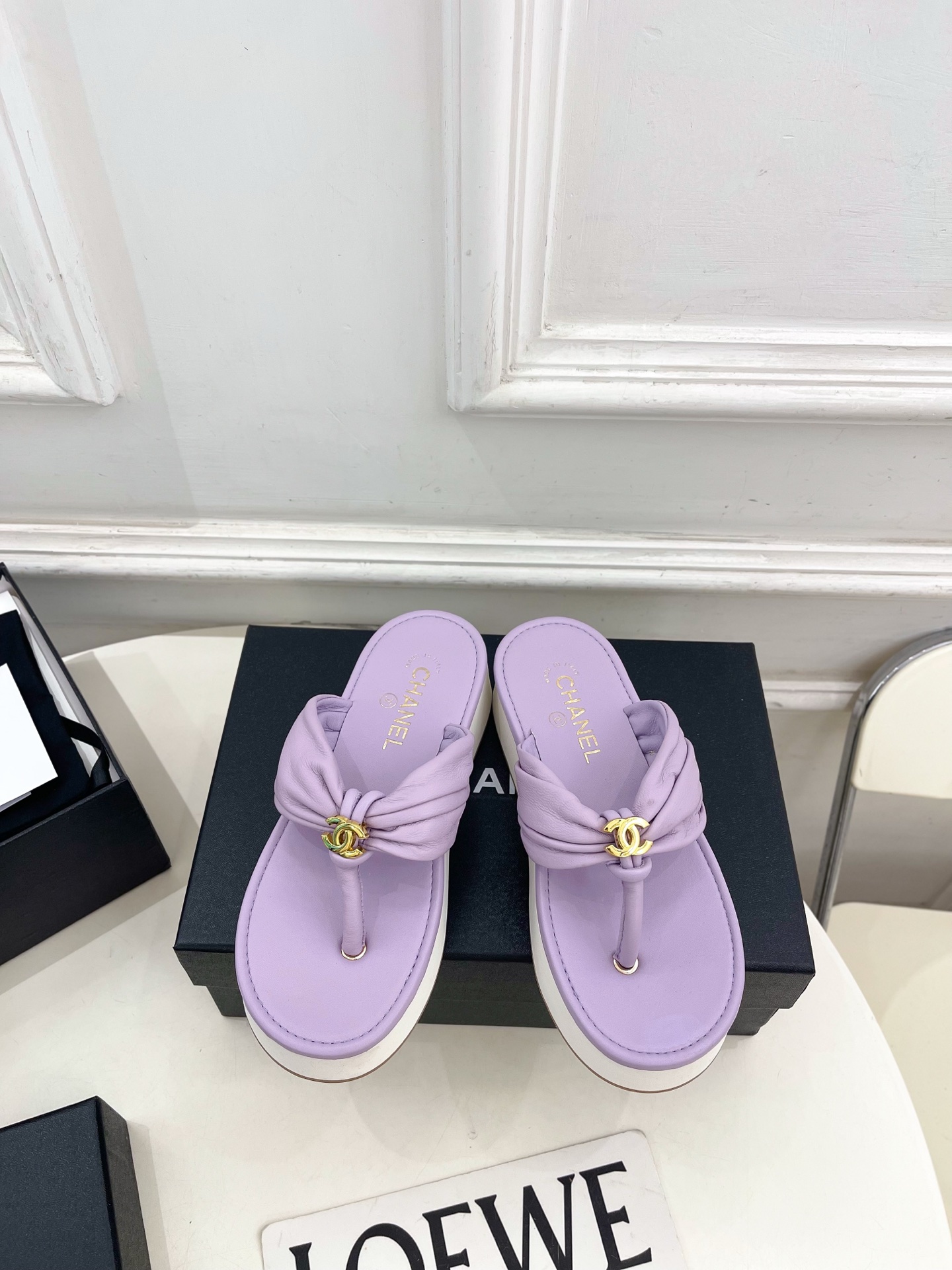 𝐂𝐇𝐀𝐍𝐄𝐋  | 小香  26𝐬𝐬 🦋2026 春夏新品  专柜经典走秀款 小香双C褶皱厚底人字拖鞋 