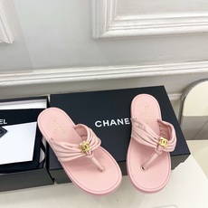 𝐂𝐇𝐀𝐍𝐄𝐋 | 小香 26𝐬𝐬 🦋2026 春夏新品 专柜经典走秀款 小香双C褶皱平底人字拖鞋 𝐂𝐇𝐀𝐍𝐄𝐋 | 小香 26𝐬𝐬 🦋2026 春夏新品 专柜经典走秀款 小香双C褶皱平底人字拖鞋