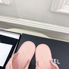 𝐂𝐇𝐀𝐍𝐄𝐋 | 小香 26𝐬𝐬 🦋2026 春夏新品 专柜经典走秀款 小香双C褶皱平底人字拖鞋 𝐂𝐇𝐀𝐍𝐄𝐋 | 小香 26𝐬𝐬 🦋2026 春夏新品 专柜经典走秀款 小香双C褶皱平底人字拖鞋