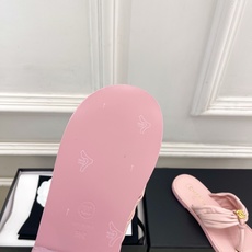 𝐂𝐇𝐀𝐍𝐄𝐋 | 小香 26𝐬𝐬 🦋2026 春夏新品 专柜经典走秀款 小香双C褶皱平底人字拖鞋 𝐂𝐇𝐀𝐍𝐄𝐋 | 小香 26𝐬𝐬 🦋2026 春夏新品 专柜经典走秀款 小香双C褶皱平底人字拖鞋