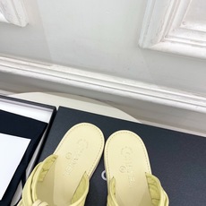 𝐂𝐇𝐀𝐍𝐄𝐋 | 小香 26𝐬𝐬 🦋2026 春夏新品 专柜经典走秀款 小香双C褶皱平底人字拖鞋 𝐂𝐇𝐀𝐍𝐄𝐋 | 小香 26𝐬𝐬 🦋2026 春夏新品 专柜经典走秀款 小香双C褶皱平底人字拖鞋