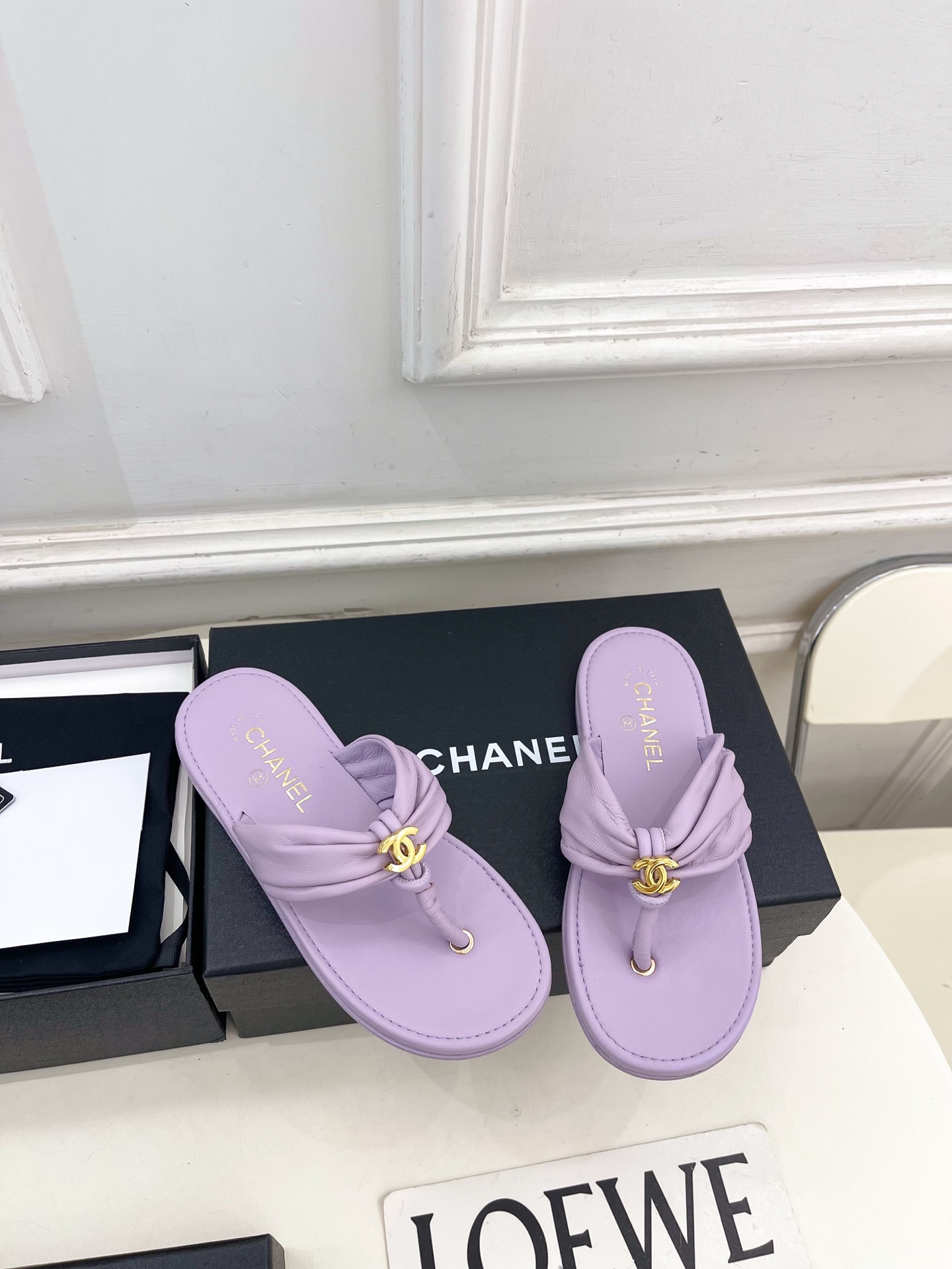 𝐂𝐇𝐀𝐍𝐄𝐋  | 小香  26𝐬𝐬 🦋2026 春夏新品  专柜经典走秀款 小香双C褶皱平底人字拖鞋 