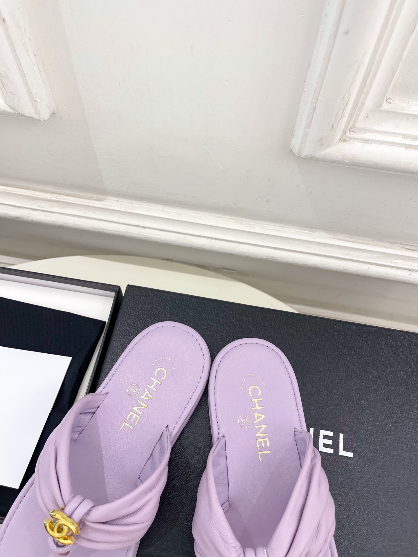 𝐂𝐇𝐀𝐍𝐄𝐋  | 小香  26𝐬𝐬 🦋2026 春夏新品  专柜经典走秀款 小香双C褶皱平底人字拖鞋 